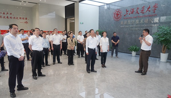 6月7日，市委常委、區委書記張建華等領導實地觀摩了上海交大南通先進技術研究院。  徐浩翔 攝.jpg